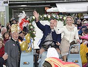 mit dem Traktor zur Vorstellung: das Printenpaar der Narrhalla 2017 - Prinz Christian III. und Prinzessin Petra IV. (©Foto. MIngrid Grossmann)